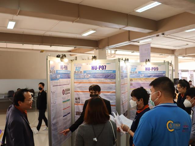 บุคลากรกองแผนงานนำเสนองานวิจัยในงานพะเยาวิจัย ครั้งที่ 12