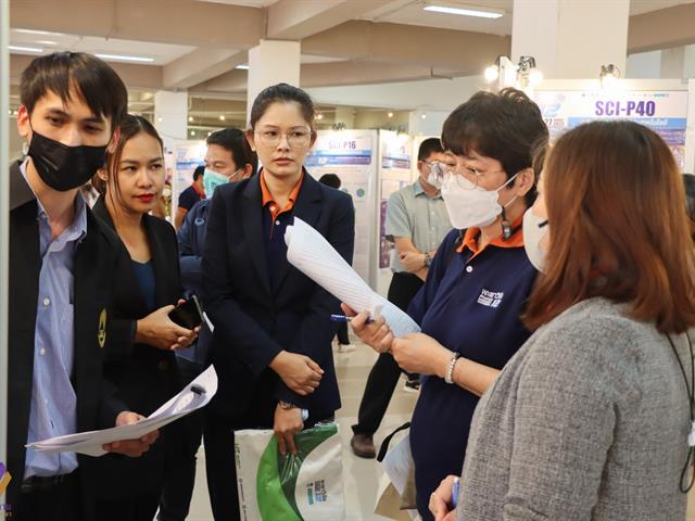 บุคลากรกองแผนงานนำเสนองานวิจัยในงานพะเยาวิจัย ครั้งที่ 12