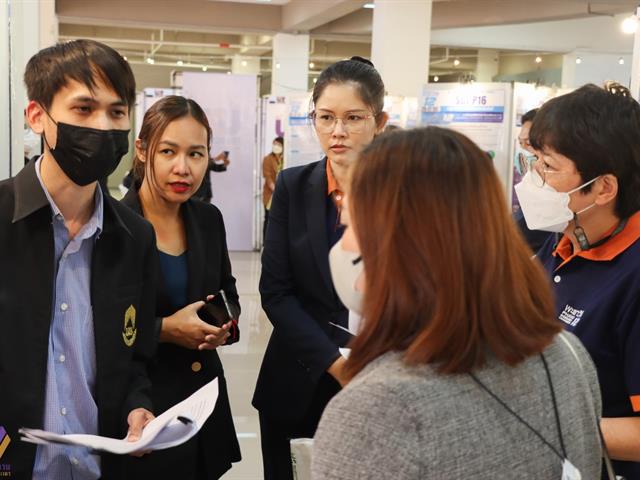 บุคลากรกองแผนงานนำเสนองานวิจัยในงานพะเยาวิจัย ครั้งที่ 12