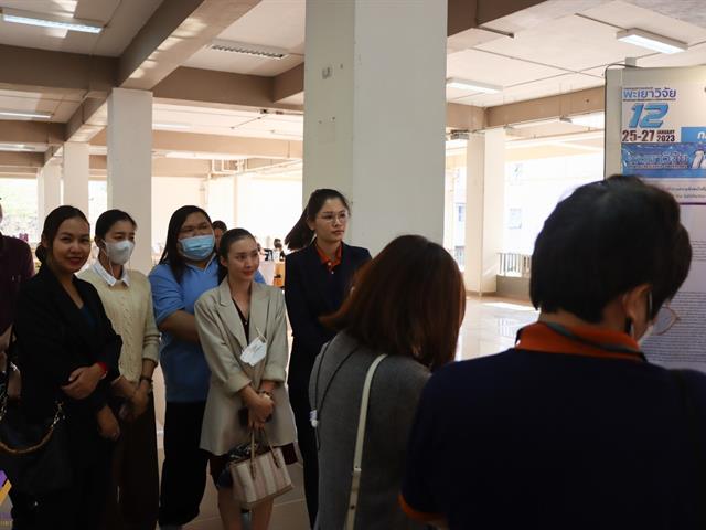 บุคลากรกองแผนงานนำเสนองานวิจัยในงานพะเยาวิจัย ครั้งที่ 12