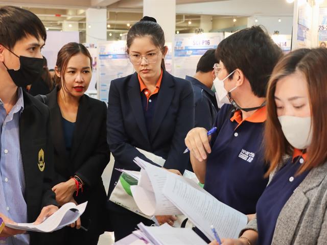 บุคลากรกองแผนงานนำเสนองานวิจัยในงานพะเยาวิจัย ครั้งที่ 12
