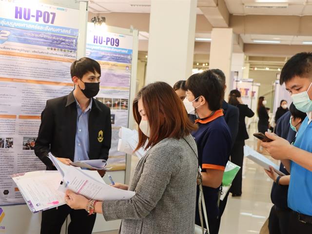 บุคลากรกองแผนงานนำเสนองานวิจัยในงานพะเยาวิจัย ครั้งที่ 12