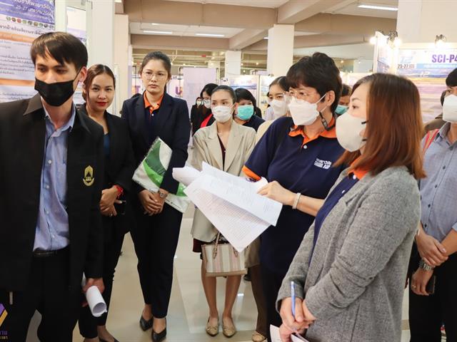บุคลากรกองแผนงานนำเสนองานวิจัยในงานพะเยาวิจัย ครั้งที่ 12