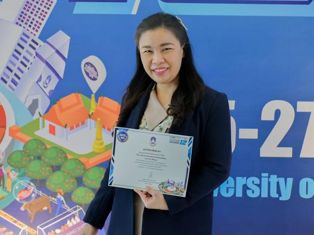 ขอแสดงความยินดีกับ ดร.วิภาวี ศิริลักษณ์ ที่ได้รับรางวัลดีเด่น การนำเสนอผลงานประเภท Oral Presentationกลุ่มการวิจัยมนุษยศาสตร์และสังคมศาสตร์