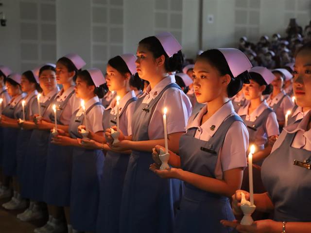 มอบหมวกและเข็มชั้นปี ให้กับนิสิตคณะพยาบาลศาสตร์ ชั้นปีที่ 2 ประจำปีการศึกษา 2565