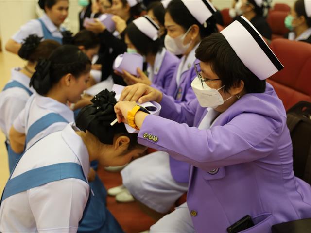 มอบหมวกและเข็มชั้นปี ให้กับนิสิตคณะพยาบาลศาสตร์ ชั้นปีที่ 2 ประจำปีการศึกษา 2565
