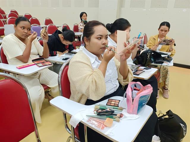 แต่งหน้าทำผม