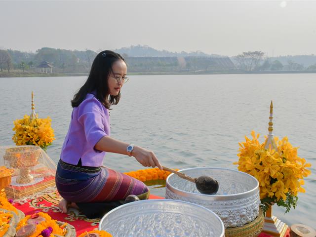 วิทยาลัยการศึกษา ดำเนินกิจกรรมพิธีตักน้ำและเจริญพระพุทธมนต์น้ำสรงพระธาตุจอมทอง  เนื่องในประเพณีแห่ผ้าห่มพระธาตจอมทอง มหาวิทยาลัยพะเยา ประจำปี 2566