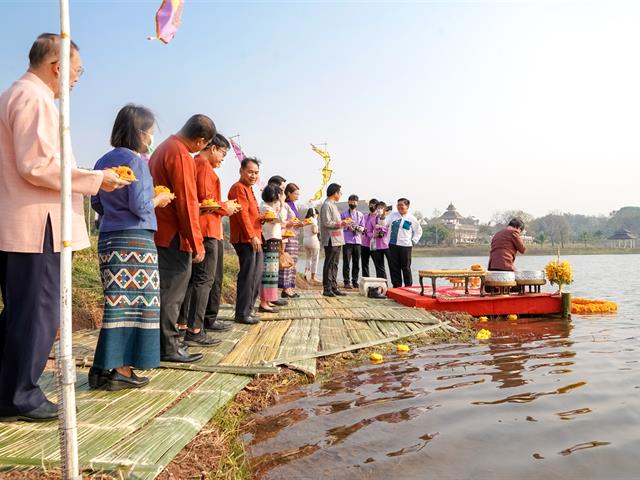 พิธีตักน้ำและเจริญพระพุทธมนต์น้ำสรงพระธาตุจอมทอง ประจำปี 2566