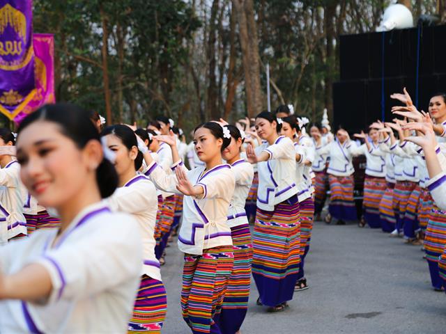 มหาวิทยาลัยพะเยา สืบสานประเพณีแห่ผ้าห่มพระธาตุจอมทอง ประจำปี 2566