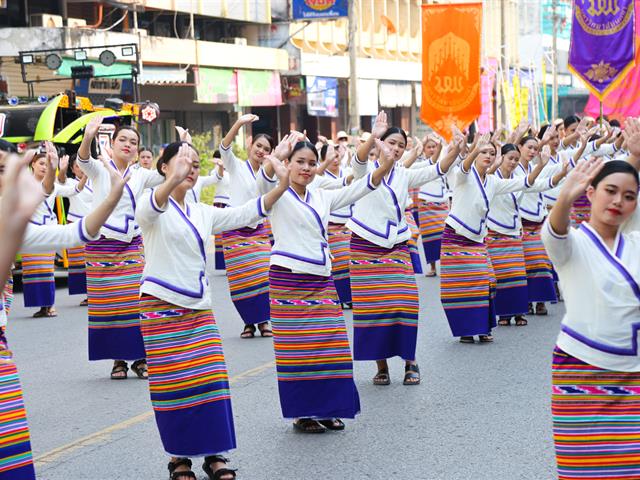 มหาวิทยาลัยพะเยา สืบสานประเพณีแห่ผ้าห่มพระธาตุจอมทอง ประจำปี 2566