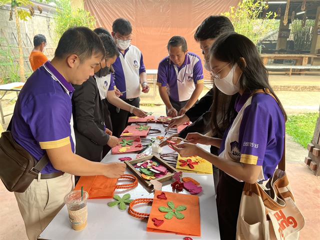 นิสิตหลักสูตรการศึกษามหาบัณฑิต สาขาวิชาการบริหารการศึกษา เข้าศึกษาดูงานแหล่งการเรียนรู้เศรษฐกิจพอเพียง ณ ศูนย์การท่องเที่ยวชุมชนปางห้าโฮมสเตย์ตำบลเกาะช้าง จังหวัดเชียงราย