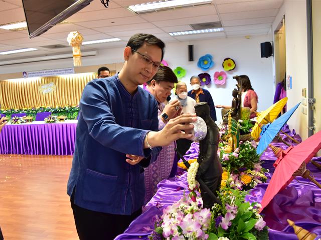 วิทยาลัยการจัดการ จัดพิธีสืบสานประเพณี “สระเกล้าดำหัว” ผู้บริหาร คณาจารย์อาวุโส เนื่องในเทศกาลปี๋ใหม่เมือง ประจำปี 2566