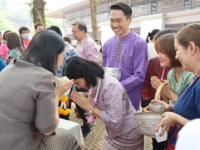 พิธีสระเกล้าดำหัวอธิการบดีและผู้อาวุโส 