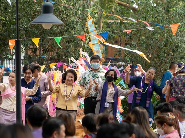 พิธีสระเกล้าดำหัวอธิการบดีและผู้อาวุโส  เนื่องในเทศกาลสงกรานต์มหาวิทยาลัยพะเยา ประจำปี 2566