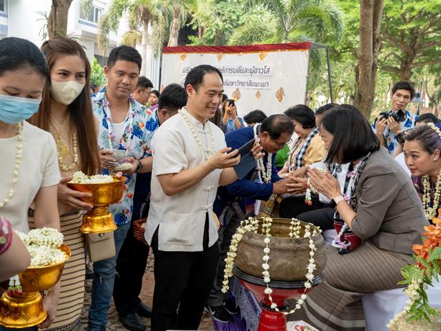พิธีสระเกล้าดำหัวอธิการบดีและผู้อาวุโส  เนื่องในเทศกาลสงกรานต์มหาวิทยาลัยพะเยา ประจำปี 2566