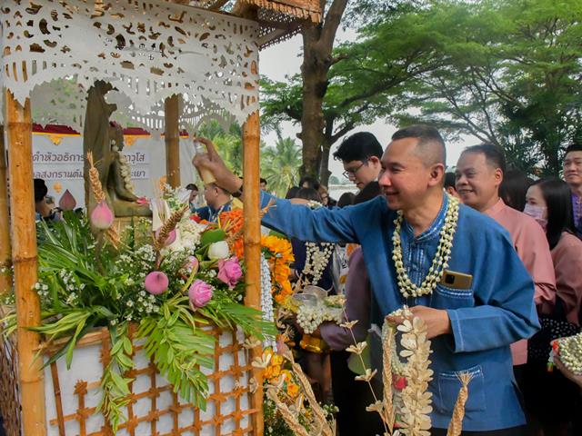 วิทยาลัยการศึกษา ร่วมพิธีสระเกล้าดำหัวอธิการบดีและผู้อาวุโส เนื่องในเทศกาลสงกรานต์มหาวิทยาลัยพะเยา ประจำปี 2566