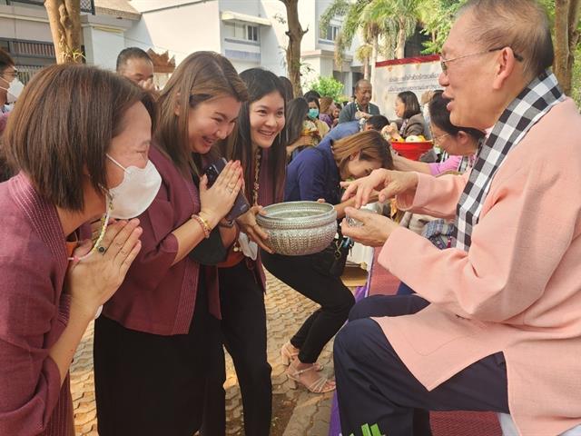 บุคลากรกองแผนงาน เข้าร่วมพิธีสระเกล้าดำหัวอธิการบดีและผู้อาวุโส เนื่องในเทศกาลสงกรานต์มหาวิทยาลัยพะเยา ประจำปี 2566