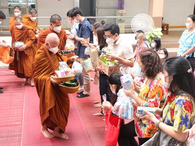 คณะสาธารณสุขศาสตร์ ดำเนินกิจกรรมสืบสานประเพณีสงกรานต์ 2566 "ป๋าเวณีปี๋ใหม่เมือง" โดยจัดให้มีกิจกรรมทำบุญตักบาตร ถวายผ้าป่าเจดีย์ทราย และสรงน้ำพร
