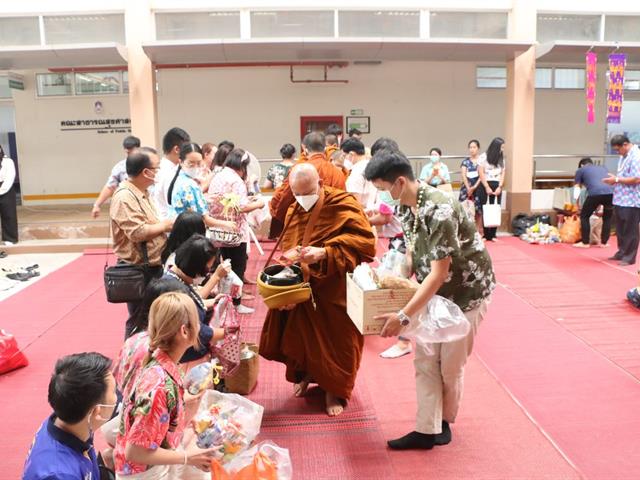 คณะสาธารณสุขศาสตร์ ดำเนินกิจกรรมสืบสานประเพณีสงกรานต์ 2566 "ป๋าเวณีปี๋ใหม่เมือง" โดยจัดให้มีกิจกรรมทำบุญตักบาตร ถวายผ้าป่าเจดีย์ทราย และสรงน้ำพร