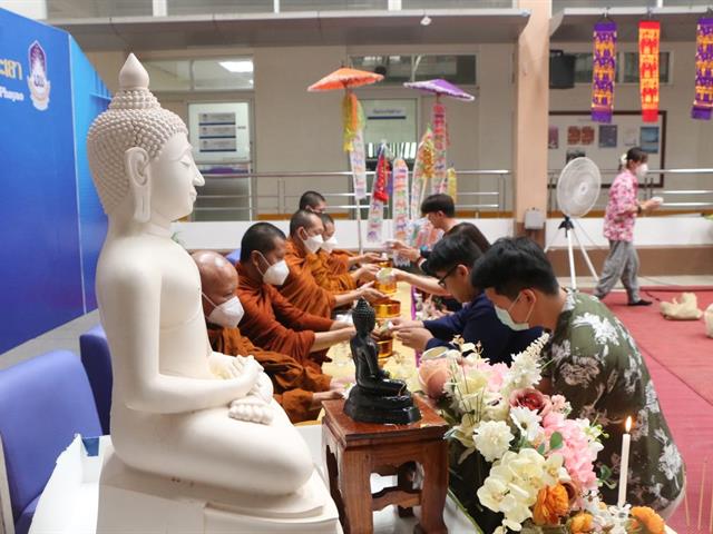 คณะสาธารณสุขศาสตร์ ดำเนินกิจกรรมสืบสานประเพณีสงกรานต์ 2566 "ป๋าเวณีปี๋ใหม่เมือง" โดยจัดให้มีกิจกรรมทำบุญตักบาตร ถวายผ้าป่าเจดีย์ทราย และสรงน้ำพร