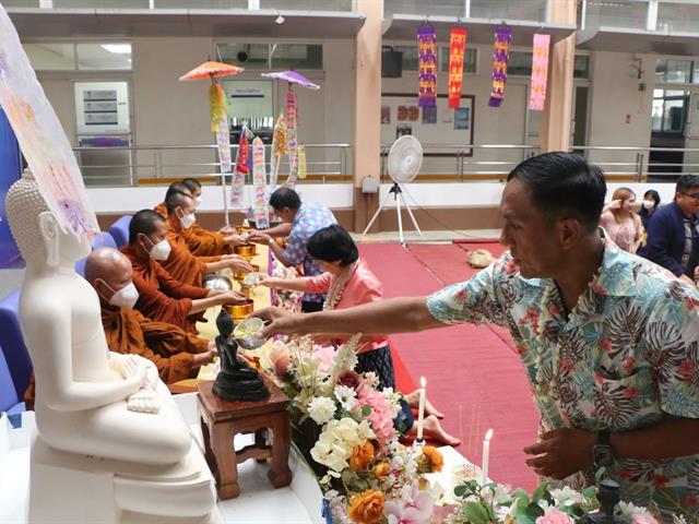 คณะสาธารณสุขศาสตร์ ดำเนินกิจกรรมสืบสานประเพณีสงกรานต์ 2566 "ป๋าเวณีปี๋ใหม่เมือง" โดยจัดให้มีกิจกรรมทำบุญตักบาตร ถวายผ้าป่าเจดีย์ทราย และสรงน้ำพร