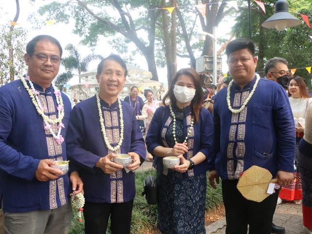 คณะสาธารณสุขศาสตร์ เข้าร่วม "พิธีสระเกล้าดำหัวอธิการบดีและผู้อาวุโส เนื่องในเทศกาลสงกรานต์มหาวิทยาลัยพะเยา ประจำปี 2566”