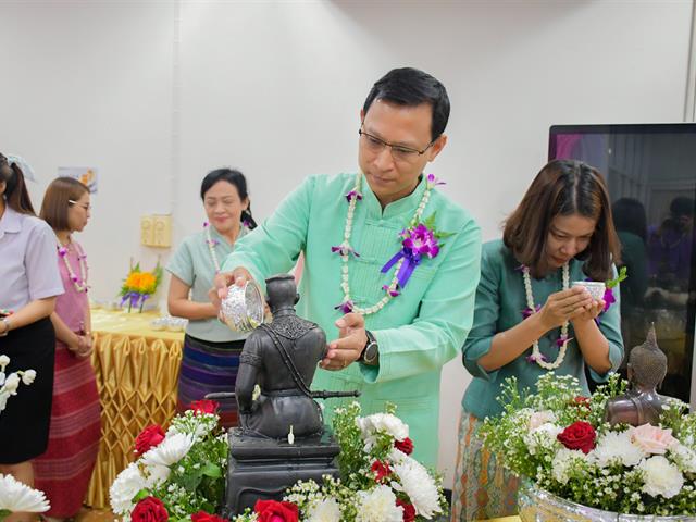 วิทยาลัยการศึกษา ดำเนินโครงการทำบุญวิทยาลัยการศึกษาและกิจกรรมประเพณีสงกรานต์ รดน้ำดำหัว ผู้บริหารและผู้อาวุโส ประจำปี พ.ศ. 2566