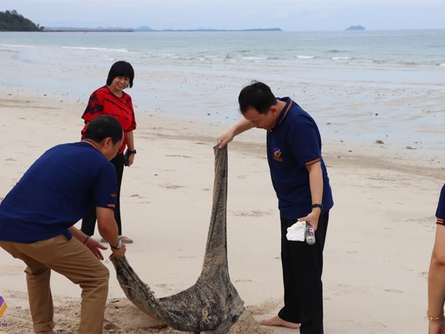 กองแผนงาน มหาวิทยาลัยพะเยา จัดโครงการพัฒนาองค์ความรู้สร้างความเป็นเลิศและกิจกรรมเพื่อสังคม (CSR) จิตอาสากำจัดขยะชายทะเลพัฒนาภูมิทัศน์