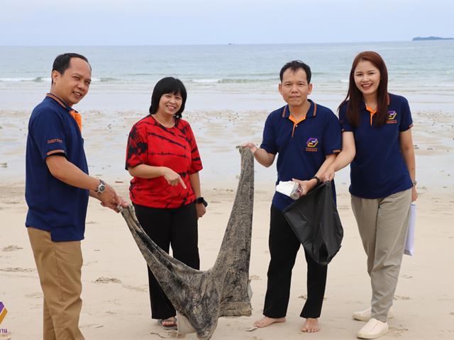 กองแผนงาน มหาวิทยาลัยพะเยา จัดโครงการพัฒนาองค์ความรู้สร้างความเป็นเลิศและกิจกรรมเพื่อสังคม (CSR) จิตอาสากำจัดขยะชายทะเลพัฒนาภูมิทัศน์