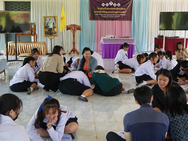 ส่งเสริมทักษะอาชีพผ้าเขียนเทียน