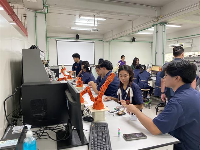 คณะวิศวกรรมศาสตร์ มพ. ให้การต้อนรับ คณะครูและนักเรียน โรงเรียน อบจ. เชียงราย เข้าโครงการอบรมเชิงปฏิบัติการ