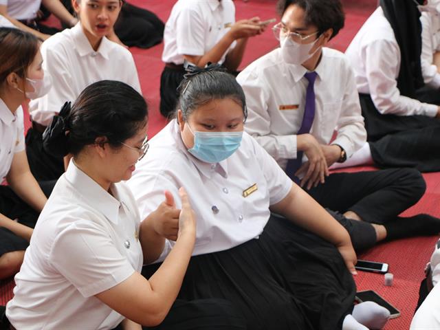      หลักสูตรการแพทย์แผนไทยประยุกต์บัณฑิต จัดพิธีมอบเสื้อกาวน์และประดับเข็มตราสัญลักษณ์