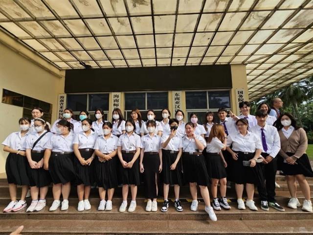  หลักสูตรการแพทย์แผนจีนบัณฑิต คณะสาธารณสุขศาสตร์ ได้เดินทางไปส่งนิสิตแพทย์แผนจีนชั้นปีที่ 1 เข้าศึกษาภาษาจีนแบบเข้ม ณ มหาวิทยาลัยครุศาสตร์ไห่หนาน