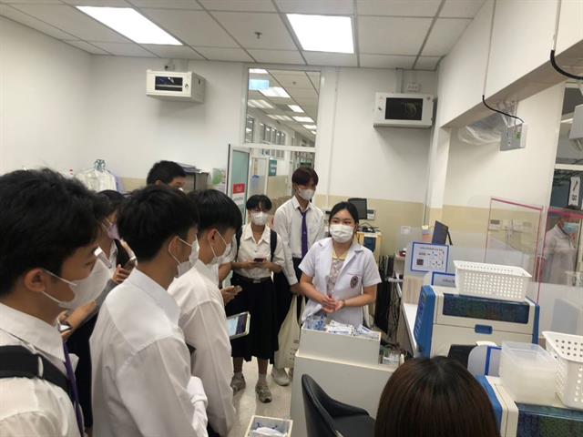 นิสิต MT ปี 1 คณะสหเวชศาตร์ เข้าศึกษาดูงานเกี่ยวกับบทบาทและการปฏิบัติหน้าที่ของนักเทคนิคการแพทย์ในโรงพยาบาลพะเยาและคลินิกพะเยาแล๊ป 