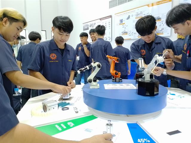 นิสิตวิศวกรรมเครื่องกล ศึกษาดูงานหลักสูตรนิวแมติกส์  โดยบริษัท เอส.เอ็ม.ซี. (ประเทศไทย) จำกัด