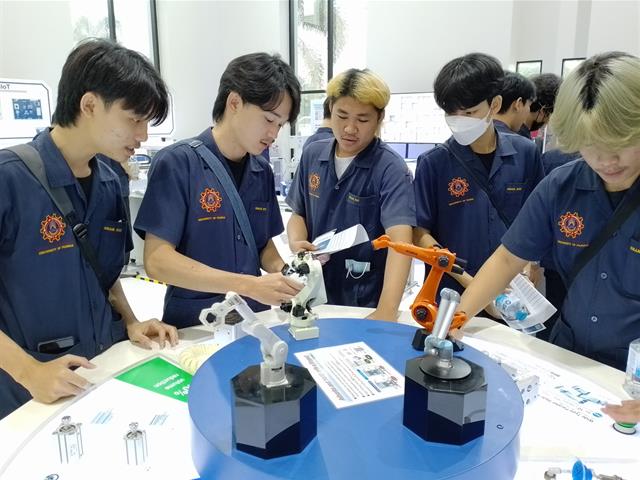 นิสิตวิศวกรรมเครื่องกล ศึกษาดูงานหลักสูตรนิวแมติกส์  โดยบริษัท เอส.เอ็ม.ซี. (ประเทศไทย) จำกัด