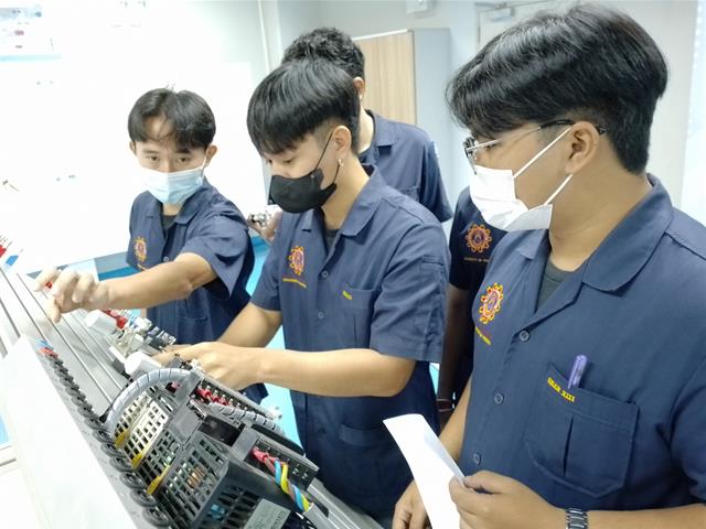 นิสิตวิศวกรรมเครื่องกล ศึกษาดูงานหลักสูตรนิวแมติกส์  โดยบริษัท เอส.เอ็ม.ซี. (ประเทศไทย) จำกัด