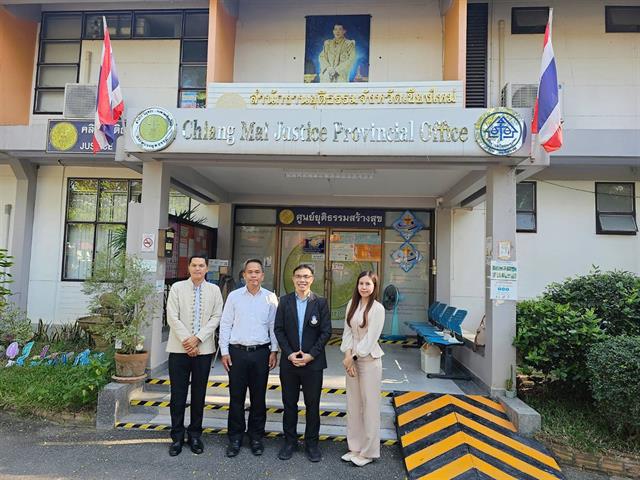  วันที่ 10 พฤศจิกายน 2566 ผศ.อุดม งามเมืองสกุล คณบดีคณะนิติศาสตร์ มหาวิทยาลัยพะเยา พร้อมด้วย ผศ.นริษรา ประสิทธิปานวัง รองคณบดีฝ่ายคุณภาพนิสิต คณะนิติศาสตร์ ได้เข้าพบผอ.วิเชียร ไชยสอน ผู้อำนวยการสำนักงานยุติธรรมจังหวัดเชียงใหม่ เพื่อปรึกษาหารือ การร่วมขับเคลื่อนการฝึกอบรมและขึ้นทะเบียนผู้ไกล่เกลี่ยข้อพิพาท “หลักสูตรอบรมการไกล่เกลี่ยตาม พ.ร.บ.ไกล่เกลี่ยข้อพิพาท พ.ศ.2562” โดยการสนับสนุนทุนจากกองทุนยุติธรรม กระทรวงยุติธรรม ซึ่งจะเป็นการดำเนินงานร่วมกับทีมวิทยากรจากคณะนิติศาสตร์ มหาวิทยาลัยพะเยา เพื่อจัดอบรมให้แก่ผู้สนใจ จำนวน 3 รุ่น รุ่นละ 50 คน รวม 150 คน (คาดว่าจะเริ่มในช่วงเดือนมกราคม-กุมภาพันธ์ 2567) ทั้งนี้ผู้เข้ารับการอบรมไม่เสียค่าใช้จ่ายใดๆ