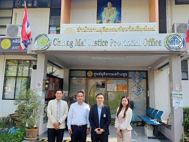  วันที่ 10 พฤศจิกายน 2566 ผศ.อุดม งามเมืองสกุล คณบดีคณะนิติศาสตร์ มหาวิทยาลัยพะเยา พร้อมด้วย ผศ.นริษรา ประสิทธิปานวัง รองคณบดีฝ่ายคุณภาพนิสิต คณะนิติศาสตร์ ได้เข้าพบผอ.วิเชียร ไชยสอน ผู้อำนวยการสำนักงานยุติธรรมจังหวัดเชียงใหม่ เพื่อปรึกษาหารือ การร่วมขับเคลื่อนการฝึกอบรมและขึ้นทะเบียนผู้ไกล่เกลี่ยข้อพิพาท “หลักสูตรอบรมการไกล่เกลี่ยตาม พ.ร.บ.ไกล่เกลี่ยข้อพิพาท พ.ศ.2562” โดยการสนับสนุนทุนจากกองทุนยุติธรรม กระทรวงยุติธรรม ซึ่งจะเป็นการดำเนินงานร่วมกับทีมวิทยากรจากคณะนิติศาสตร์ มหาวิทยาลัยพะเยา เพื่อจัดอบรมให้แก่ผู้สนใจ จำนวน 3 รุ่น รุ่นละ 50 คน รวม 150 คน (คาดว่าจะเริ่มในช่วงเดือนมกราคม-กุมภาพันธ์ 2567) ทั้งนี้ผู้เข้ารับการอบรมไม่เสียค่าใช้จ่ายใดๆ