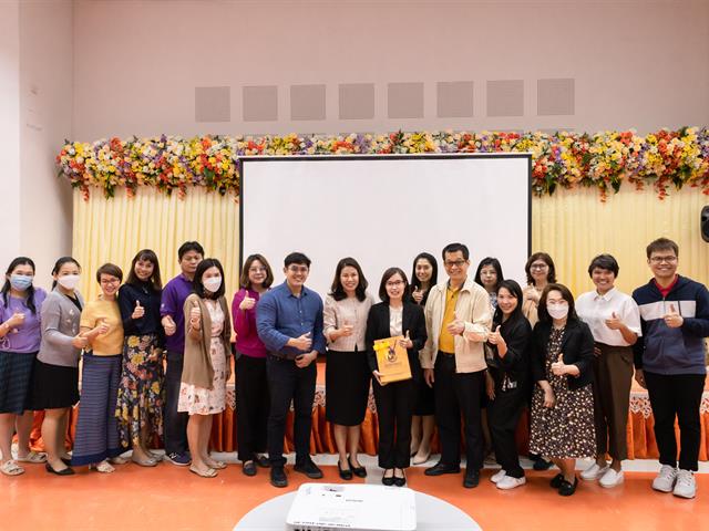 คณะศิลปศาสตร์จัดโครงการพัฒนาอาจารย์ตามกรอบมาตรฐานวิชาชีพ (UP-PSF) “แนวทางและเทคนิคการเขียนส่งผลงานอาจารย์มืออาชีพ”