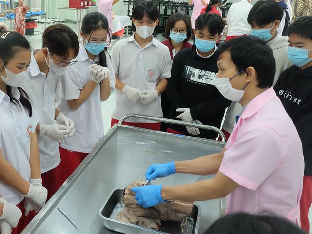 สาขากายวิภาคศาสตร์และสาขาสรีรวิทยา คณะวิทยาศาสตร์การแพทย์ ให้การต้อนรับคณะศึกษาดูงานจากโรงเรียนเชียงรายวิทยาคม