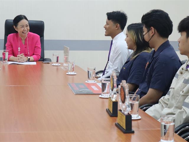 อธิการบดี ร่วมแสดงความยินดีกับนิสิตคณะวิศวกรรมศาสตร์ที่มีผลงานโดดเด่น เพื่อขอบคุณนิสิตที่ได้สร้างชื่อเสียงให้กับมหาวิทยาลัย