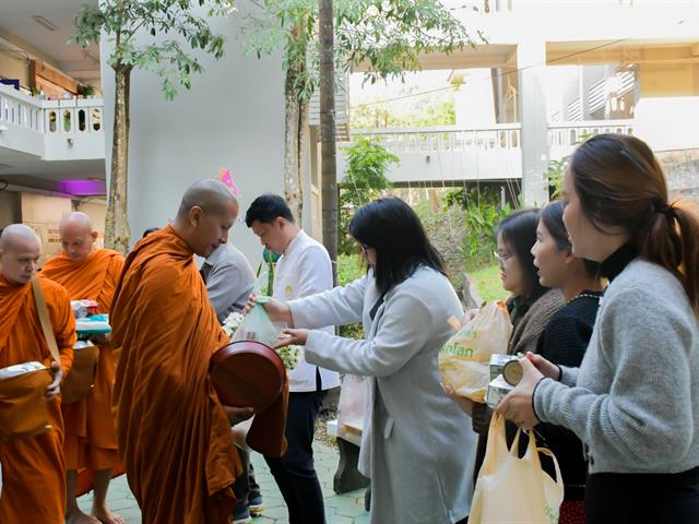 คณะกรรมการประจำวิทยาลัยการศึกษา ร่วมทำบุญตักบาตร เนื่องในโอกาสวันส่งท้ายปีเก่า ต้อนรับปีใหม่ พ.ศ.2567