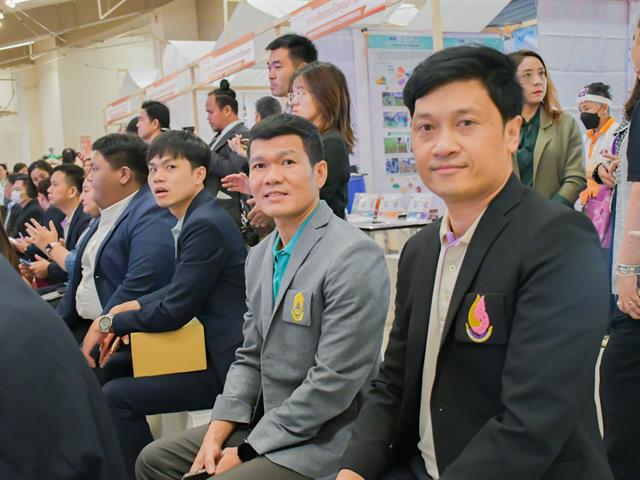 School of Education received the bronze medal for the 1 Faculty 1 Innovation Community project at the 13th Phayao Research Conference and the Outstanding Researcher award from the University of Phayao.