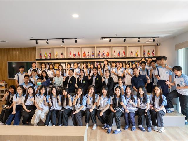 คณะศิลปศาสตร์ให้การต้อนรับคณะครูและนักเรียน โรงเรียนแม่สายประสิทธิ์ศาสตร์ จังหวัดเชียงราย