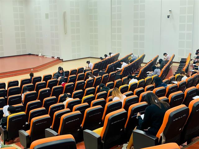 ศูนย์ภาษา คณะศิลปศาสตร์ จัดทดสอบวัดความรู้ภาษาอังกฤษ ด้วยข้อสอบศูนย์ภาษา (UP-STEP)