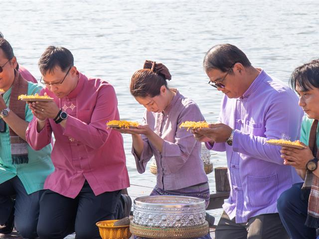 พิธีสักการะพระบรมสารีริกธาตุ พิธีตักน้ำและเจริญพระพุทธมนต์น้ำสรงพระธาตุจอมทอง เนื่องในประเพณีแห่ผ้าห่มพระธาตจอมทอง มหาวิทยาลัยพะเยา ประจำปี ๒๕๖๗
