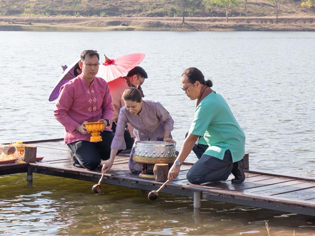พิธีสักการะพระบรมสารีริกธาตุ พิธีตักน้ำและเจริญพระพุทธมนต์น้ำสรงพระธาตุจอมทอง เนื่องในประเพณีแห่ผ้าห่มพระธาตจอมทอง มหาวิทยาลัยพะเยา ประจำปี ๒๕๖๗