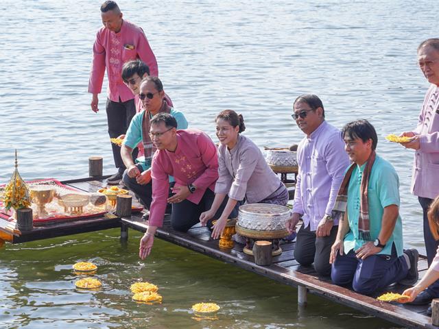 มหาวิทยาลัยพะเยาจัดพิธีสักการะพระบรมสารีริกธาตุ พิธีตักน้ำและเจริญพระพุทธมนต์น้ำสรงพระธาตุจอมทอง ประจำปี 2567